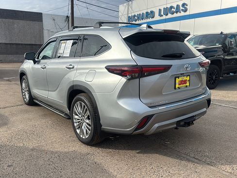 Used 2024 Toyota Highlander Platinum image 7