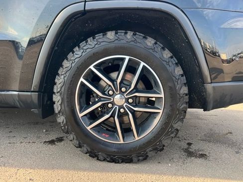 Used 2017 Jeep Grand Cherokee Trailhawk w/ Trailhawk Luxury Group AWD/4WD image 13
