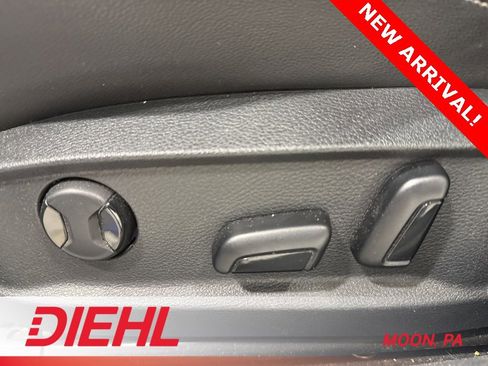 Used 2017 Volkswagen Golf R 4-Door image 17