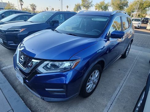 Used 2017 Nissan Rogue SV w/ SV Premium Package FWD image 2