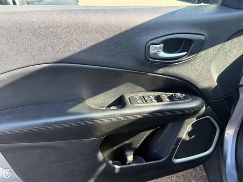 Used 2018 Jeep Compass Latitude w/ Popular Equipment Group FWD image 21