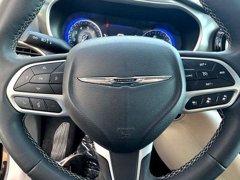 Used 2023 Chrysler Pacifica Touring-L image 12