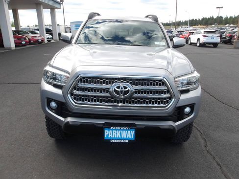 Used 2016 Toyota Tacoma TRD Off-Road w/ Premium & Technology Package AWD/4WD image 8