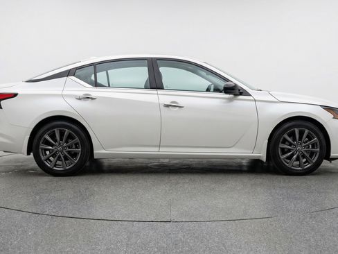 Used 2025 Nissan Altima 2.5 SV FWD image 11