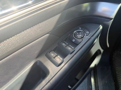 Used 2018 Ford Explorer XLT w/ Equipment Group 202A FWD image 10