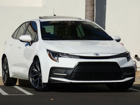 Used 2020 Toyota Corolla XSE image 3