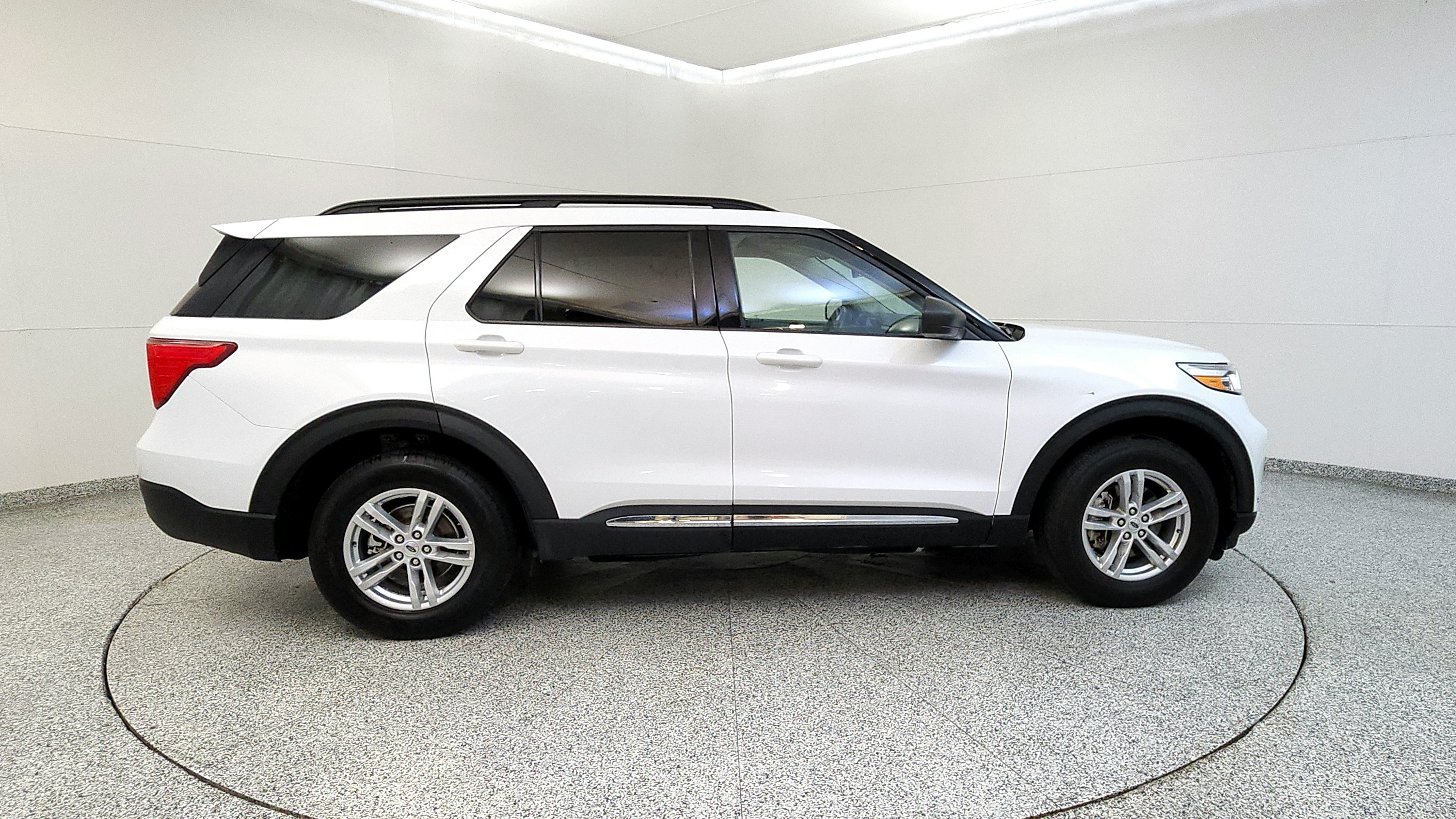Used 2023 Ford Explorer XLT w/ Equipment Group 202A AWD/4WD image 8