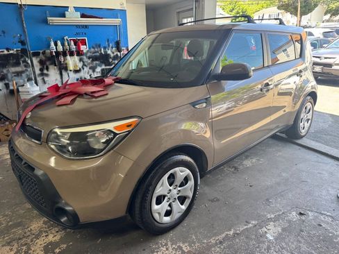 Used 2014 Kia Soul FWD image 2
