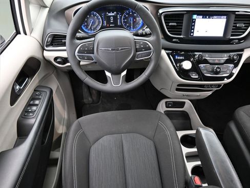 Used 2023 Chrysler Voyager LX image 12