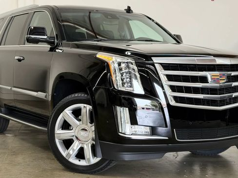 Used 2019 Cadillac Escalade Luxury RWD image 1