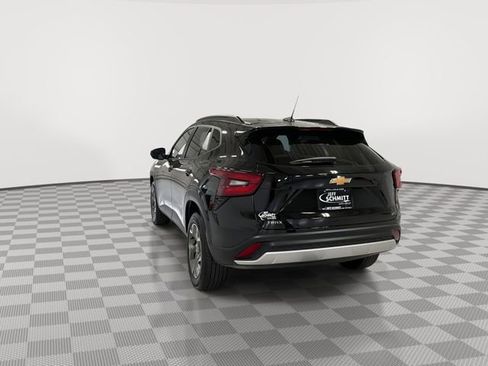 Certified 2025 Chevrolet Trax LT w/ LT Convenience Package FWD image 8