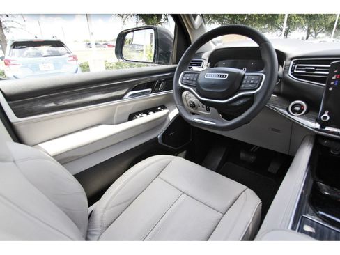 Used 2022 Jeep Wagoneer Series II RWD image 8