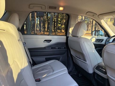 Used 2023 Nissan Pathfinder SL image 23