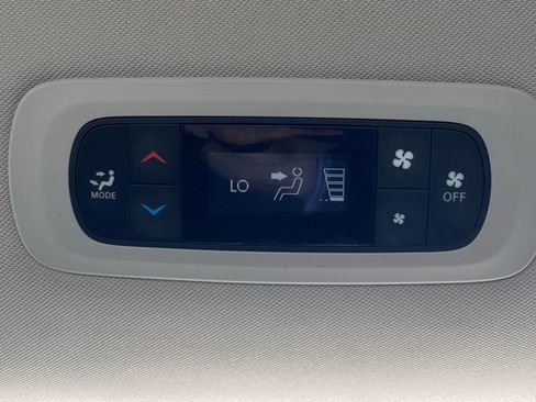 Used 2022 Chrysler Voyager LX FWD image 6