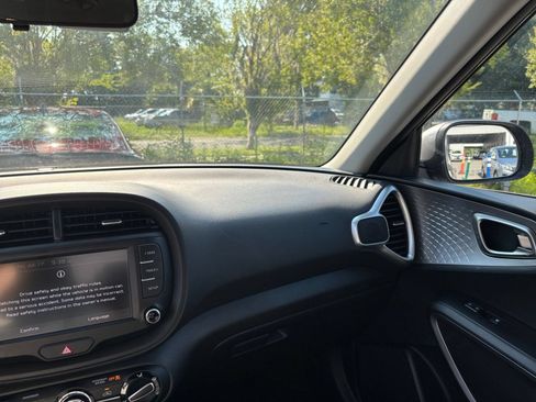 Used 2025 Kia Soul LX w/ LX Technology Package FWD image 28