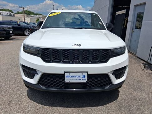 Used 2023 Jeep Grand Cherokee Altitude AWD/4WD image 3