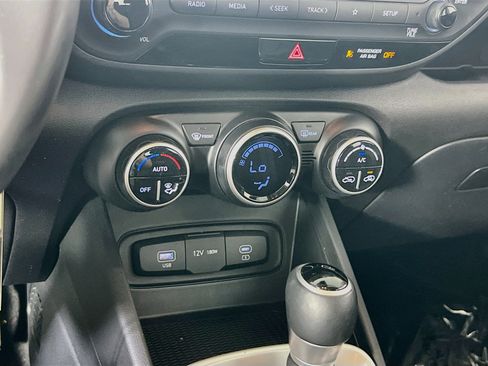Used 2023 Hyundai Venue SEL FWD image 15
