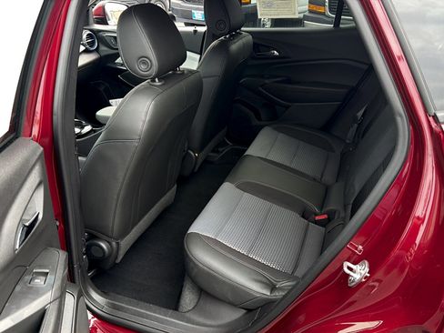 Used 2025 Chevrolet Trax LT FWD image 11