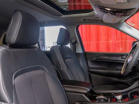 Used 2023 Jeep Grand Cherokee Laredo w/ Luxury Tech Group I image 13