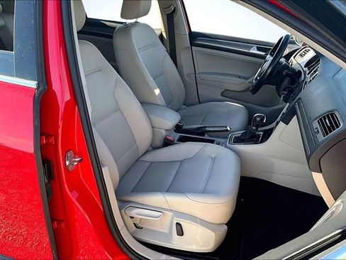 Used 2017 Volkswagen Golf Alltrack S image 27