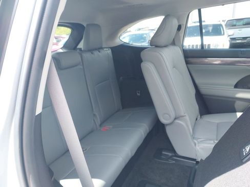 Used 2025 Toyota Highlander Platinum AWD/4WD image 40