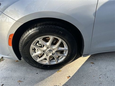 Used 2024 Chrysler Pacifica Touring-L image 19