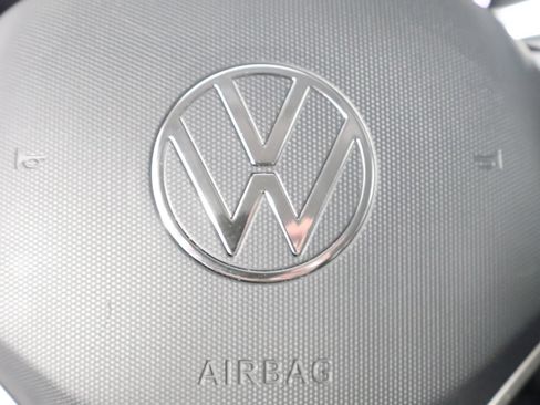 Used 2025 Volkswagen Taos SE AWD/4WD image 36
