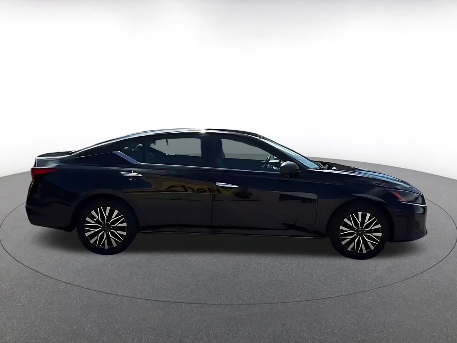 Used 2025 Nissan Altima 2.5 SV FWD image 14