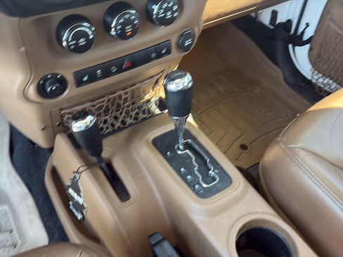 Used 2016 Jeep Wrangler Unlimited Sahara w/ Connectivity Group AWD/4WD image 21