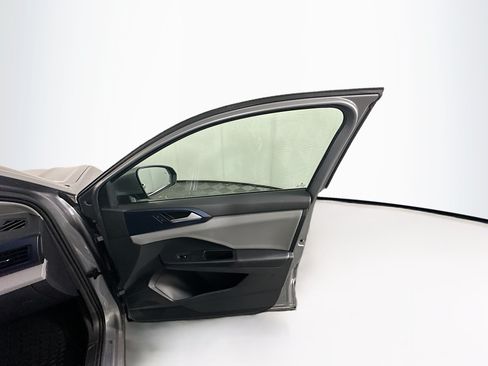 Used 2023 Volkswagen Taos SE w/ Panoramic Sunroof Package FWD image 32