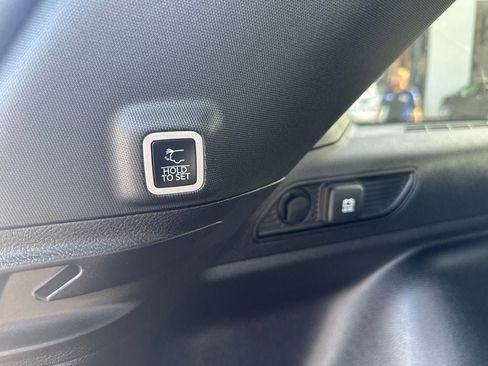 Used 2025 Jeep Grand Cherokee Altitude RWD image 9