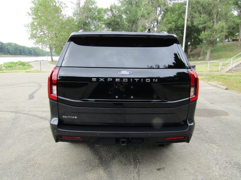 Used 2025 Ford Expedition Active AWD/4WD image 3
