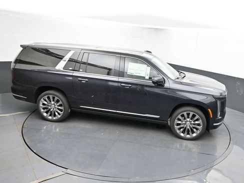 New 2026 Cadillac Escalade ESV Luxury w/ LPO, Radiant Package AWD/4WD image 34