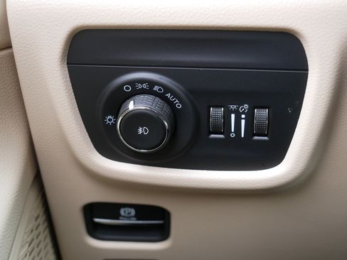 Used 2024 Jeep Grand Cherokee Limited w/ Luxury Tech Group II image 26