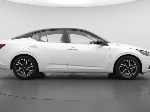 Used 2025 Nissan Sentra SV image 11