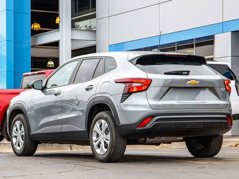 Used 2025 Chevrolet Trax LS FWD image 3