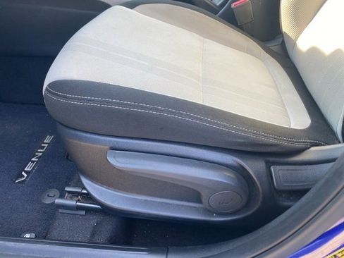 Used 2023 Hyundai Venue SEL image 11