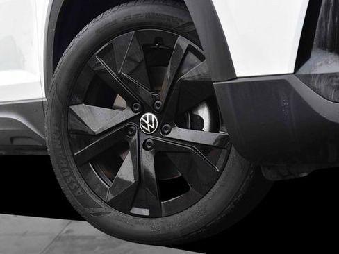 Certified 2025 Volkswagen Taos SE image 3