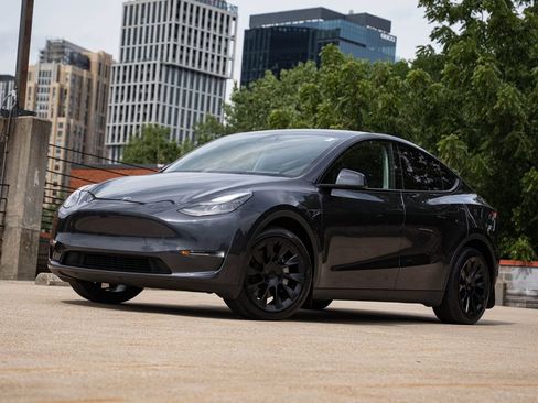 Used 2024 Tesla Model Y Long Range AWD/4WD image 1