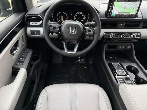 New 2025 Honda Pilot Touring image 23
