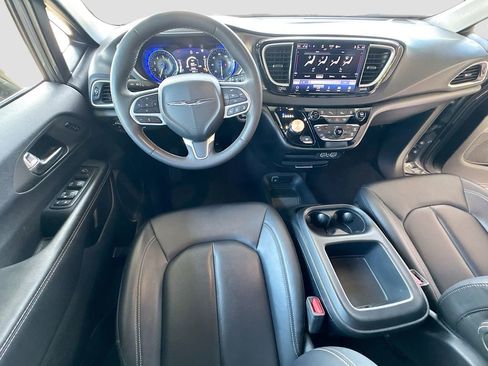 Used 2025 Chrysler Pacifica Select FWD image 25