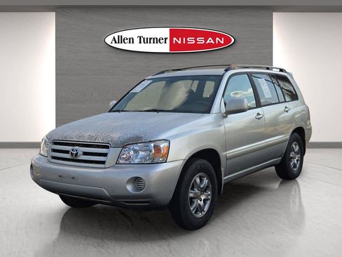 Used 2005 Toyota Highlander 2WD V6 w/ 3rd Row image 3