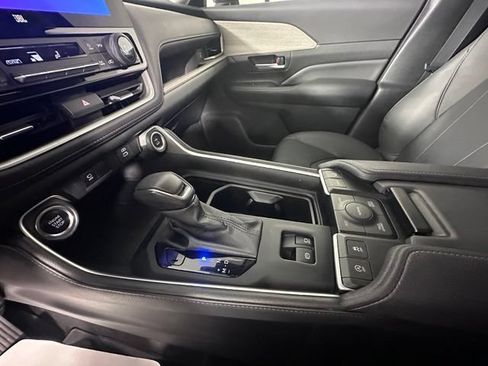 Used 2024 Toyota Grand Highlander AWD image 32