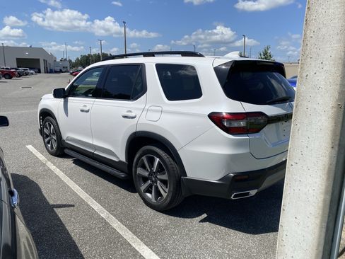 Used 2024 Honda Pilot Touring image 10