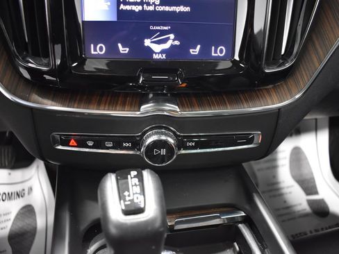 Used 2021 Volvo XC60 T5 Momentum w/ Climate Package AWD/4WD image 20