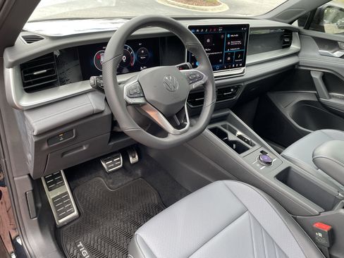 New 2026 Volkswagen Tiguan SE R-Line FWD image 17