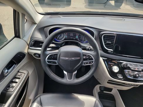 Used 2023 Chrysler Pacifica Touring-L FWD image 10