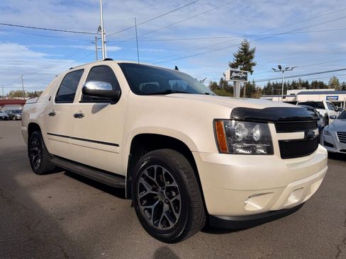 Used 2013 Chevrolet Avalanche LTZ image 2