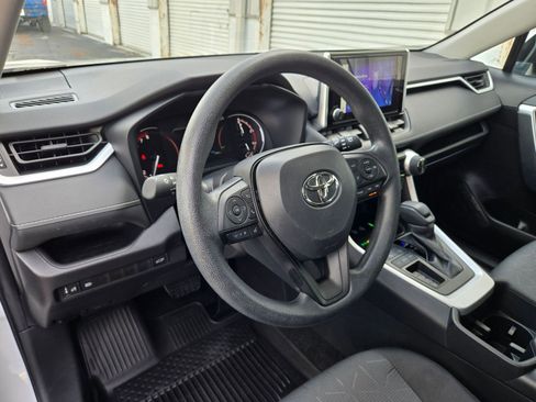 Used 2025 Toyota RAV4 XLE image 10