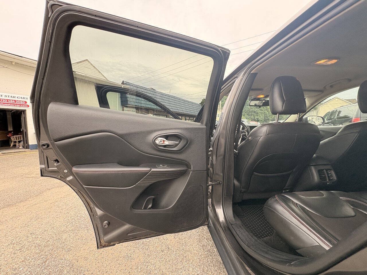 Used 2014 Jeep Cherokee Trailhawk w/ Cold Weather Group AWD/4WD image 15